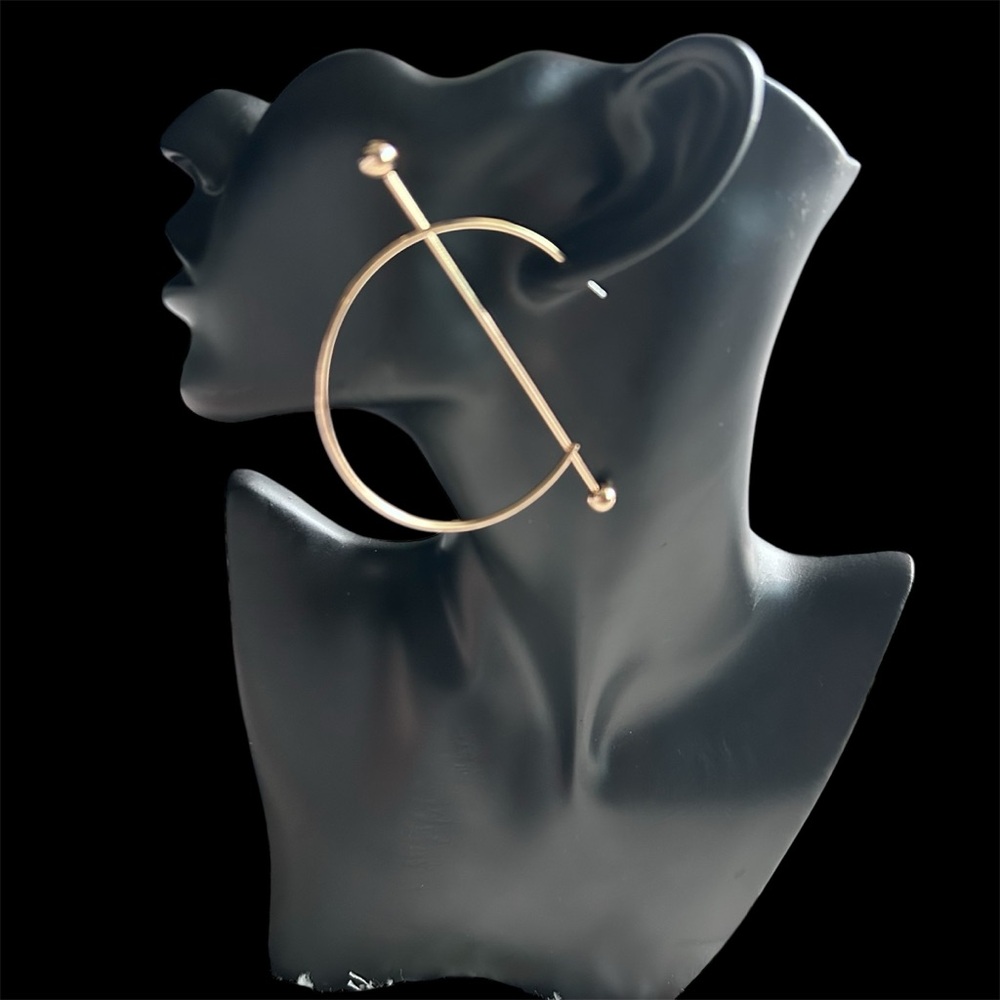 Chic Gold Statement Hoop Earrings